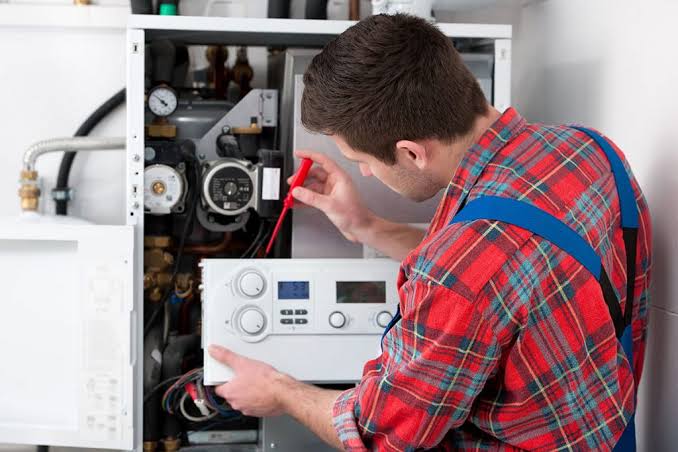 Diagnostic électrique d'une chaudière gaz par un technicien